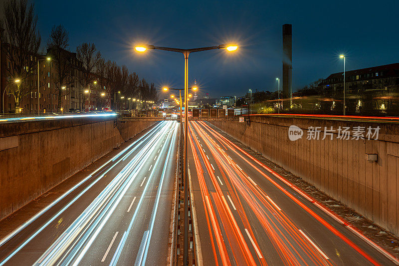 夜间柏林城市高速公路上的高角度灯光