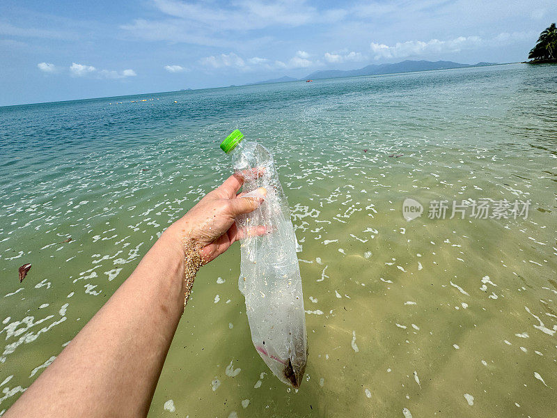 清理海滩上的塑料垃圾