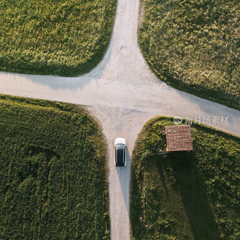 在十字路口的汽车