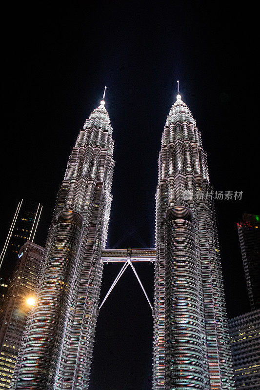 双子塔是马来西亚吉隆坡的重要标志，在夜晚，双子塔周围有美丽的风景。