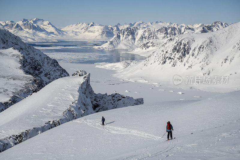 滑雪登山运动员攀登白雪皑皑的山峰