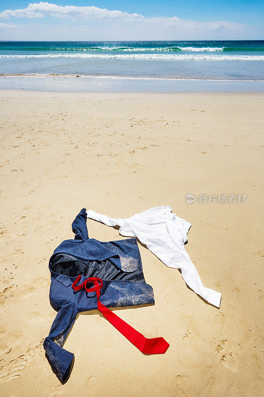 商人受够了!正装被丢弃在美丽的海边的沙滩上