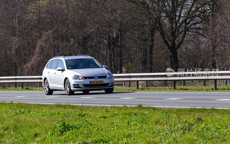 2014年荷兰灰色大众高尔夫在N36上行驶
