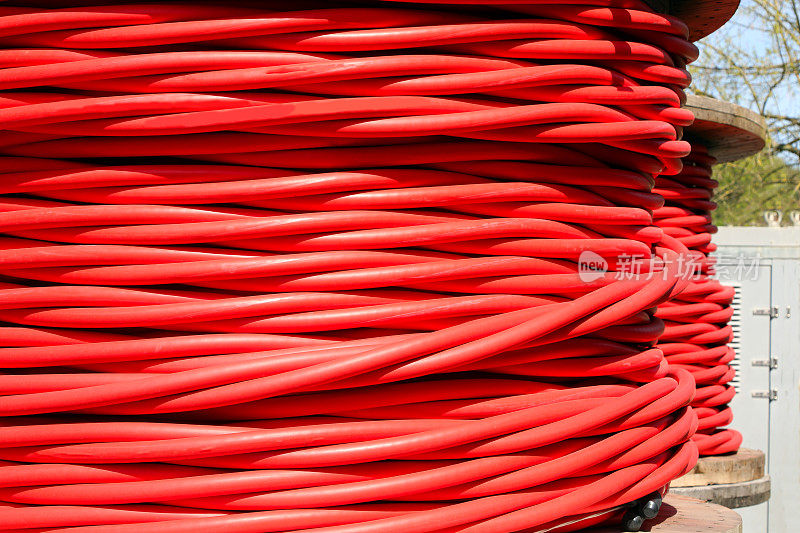 用于输送电力的高压电缆的红色卷筒