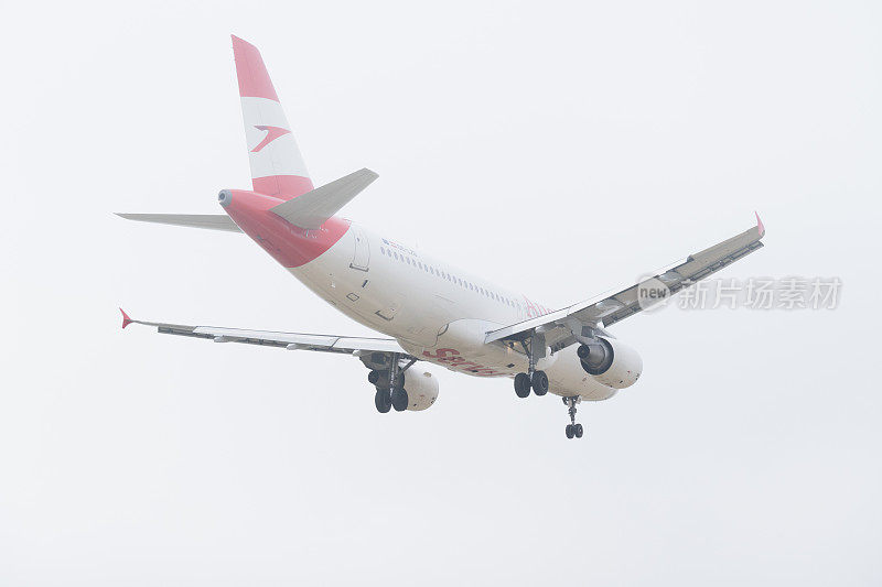 奥地利航空公司运营的空客A320-200飞机在雾中飞行。