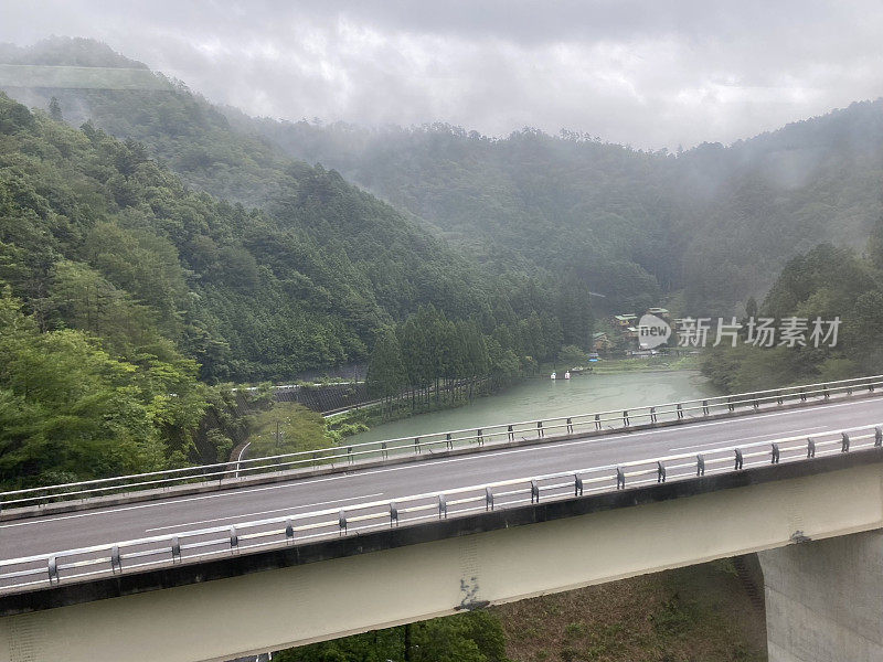 日本-岐阜县的大自然和高速公路