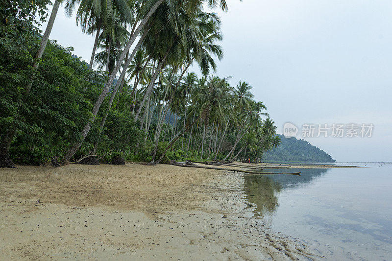 巴东尼瓦纳海滩黄昏全景