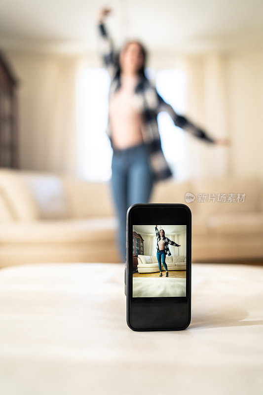 一个移动屏幕显示一个女人在跳舞