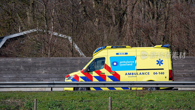 荷兰奔驰救护车行驶在N36公路上
