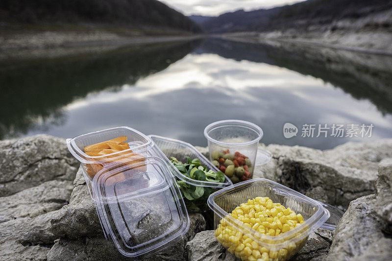 健康的一餐装在塑料容器里，即食，户外自然。