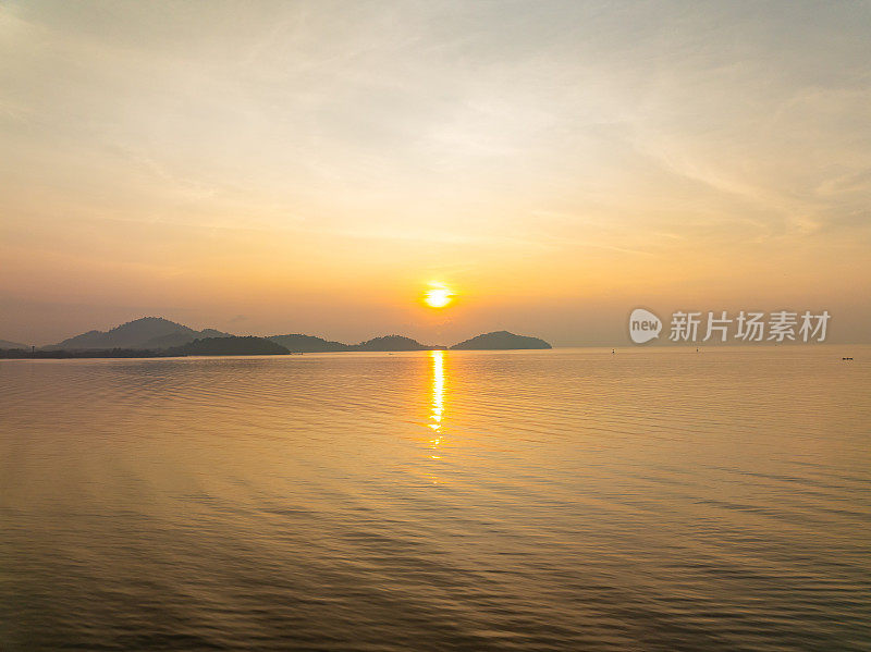 鸟瞰日落天空，自然美丽的光日落或日出在海上，多彩的戏剧性雄伟的景色日落天空与惊人的云和波浪在日落天空自然轻云的背景