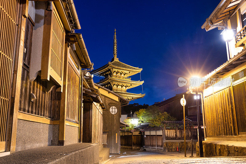 日本京都——2023年10月9日:日本京都祗园区著名的三南扎卡街，夜晚无人。