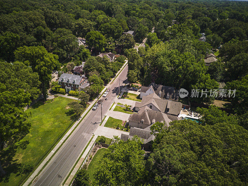 历史悠久的富裕住宅区，树木面积和独立房屋，鸟瞰图。田纳西州孟菲斯中城的中央花园街道