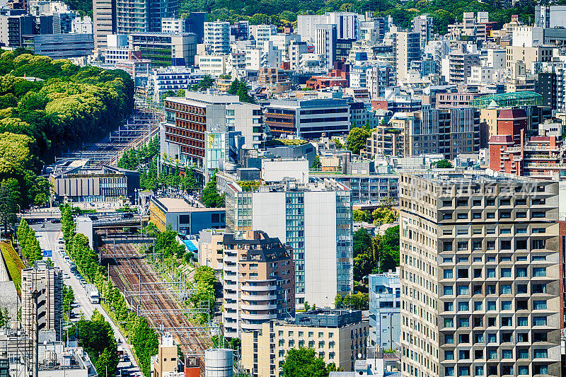 日本东京涩谷市的铁路轨道和建筑物