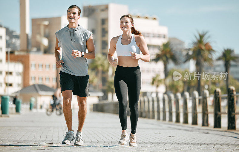 情侣，健身和跑步一起在城市锻炼，锻炼或有氧运动在开普敦例行。快乐的男女跑步者散步或慢跑，以保持健康或在户外锻炼
