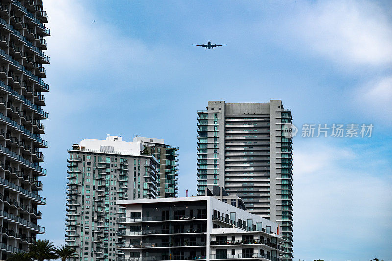 商用飞机在迈阿密上空低空飞行