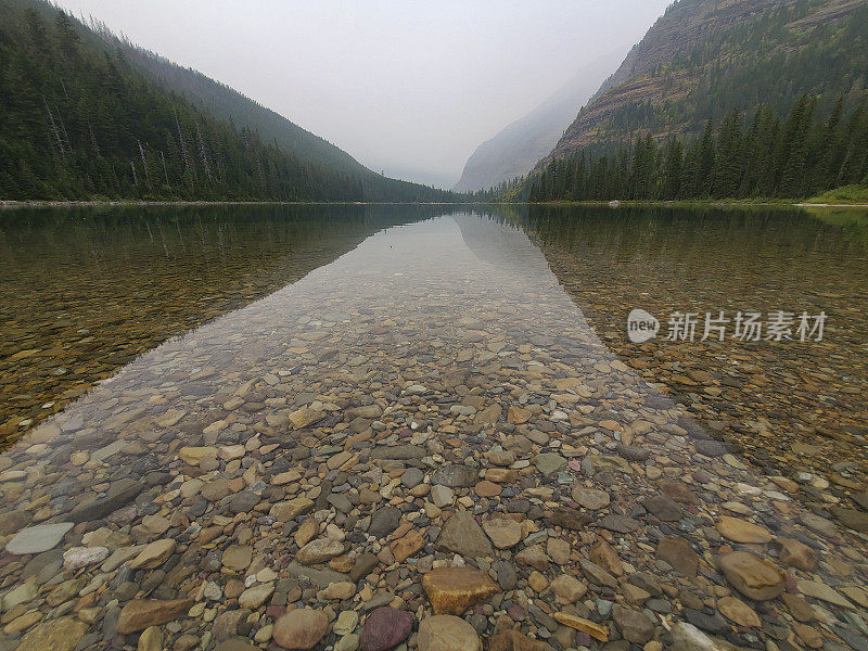 蒙大拿州冰川国家公园雾蒙蒙的一天，雪崩湖