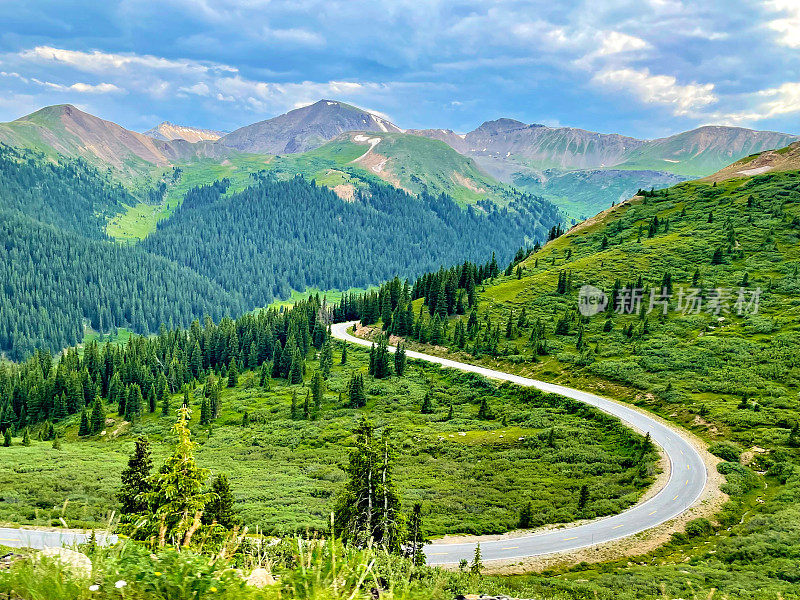 美国科罗拉多州独立山口附近的蜿蜒道路