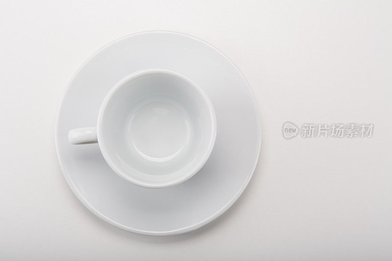 空的白色陶瓷麦浓缩咖啡杯与碟子在白色的背景，柔和的阴影