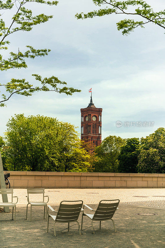 柏林市中心的空椅子，可以看到市政厅大楼