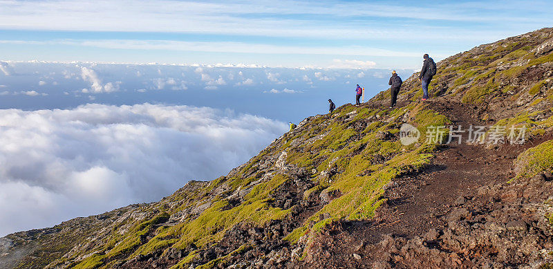 日出时从皮科火山山顶上走过的小径