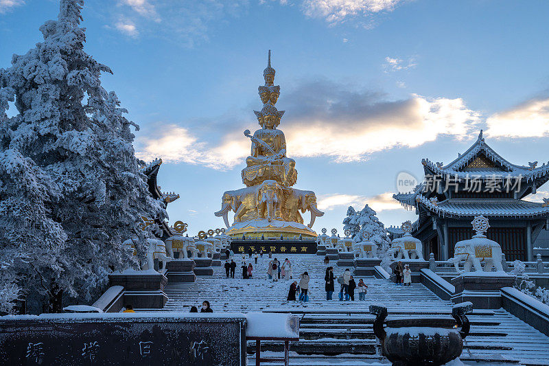 雪天的冬天，峨眉山山顶上的寺庙和雕像，四川，中国(翻译:佛经)