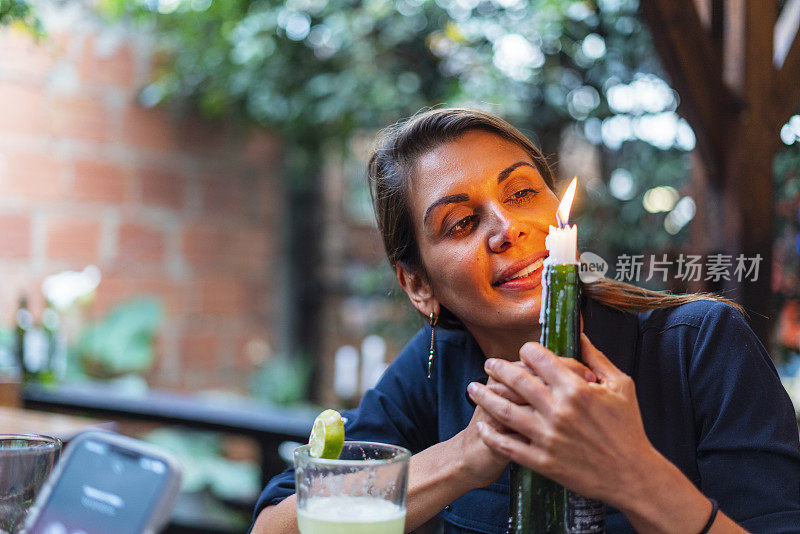 拉丁裔女子在美丽的乡村餐厅拍照