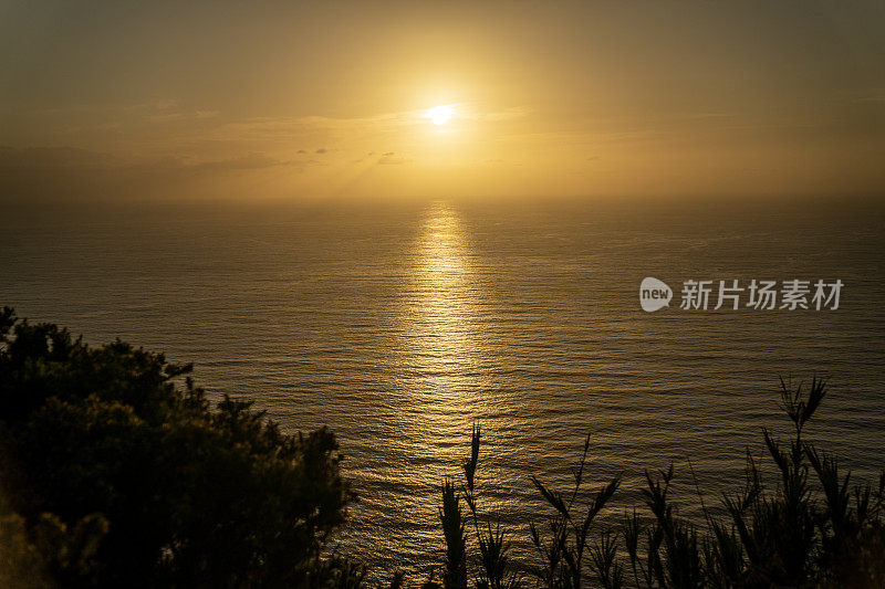 金色夕阳下平静蔚蓝的大海