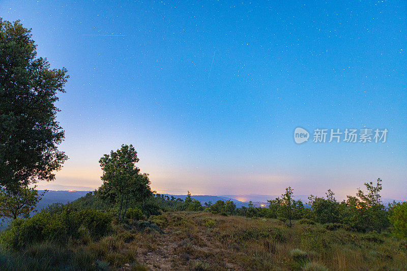 英仙座夜晚的天空。八月，在加泰罗尼亚的前比利牛斯山。