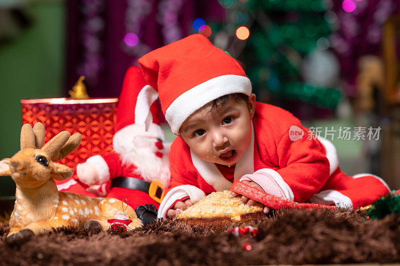 可爱的小男孩打扮成圣诞老人庆祝圣诞节