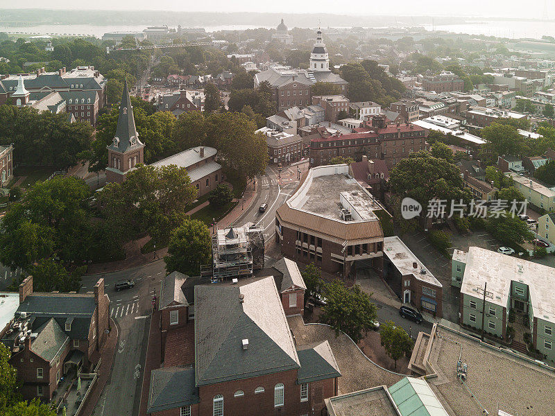 烟雾遮蔽了城市街道和河景。马里兰州安纳波利斯市中心上空的雾霾
远处的圣安妮教堂