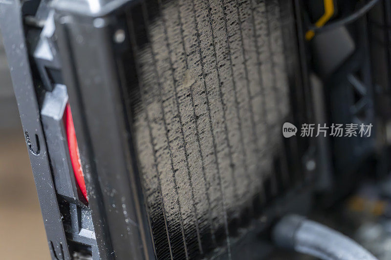 研究中，塔式工作站PC上布满灰尘的主板和GPU