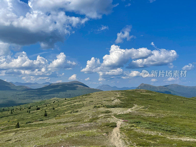 位于加拿大育空地区北纬64度的墓碑领土公园内崎岖的山脉