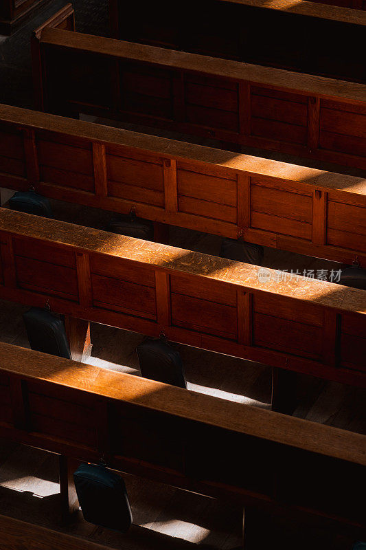 教堂里的木制教堂椅