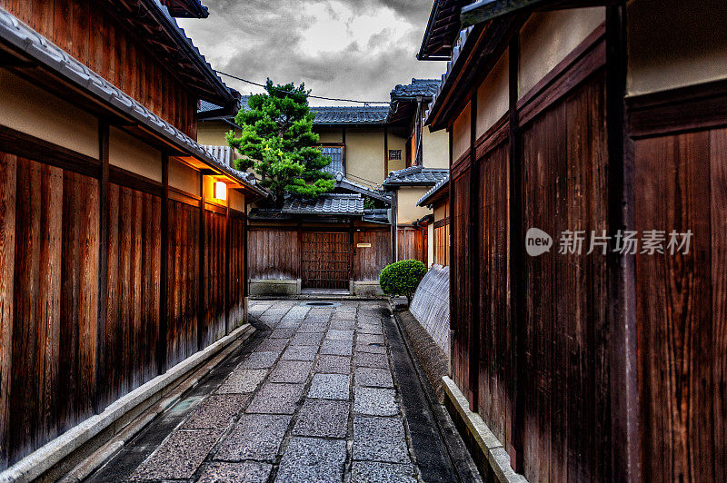 日本京都旧祗园区的街道上的建筑物