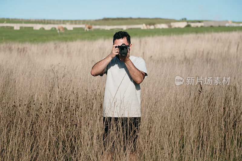 摄影师在一个自然区域