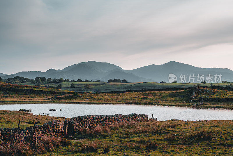 日落在推特塔恩，湖区，英格兰，英国