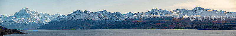 普卡基湖和南阿尔卑斯山全景，在新西兰