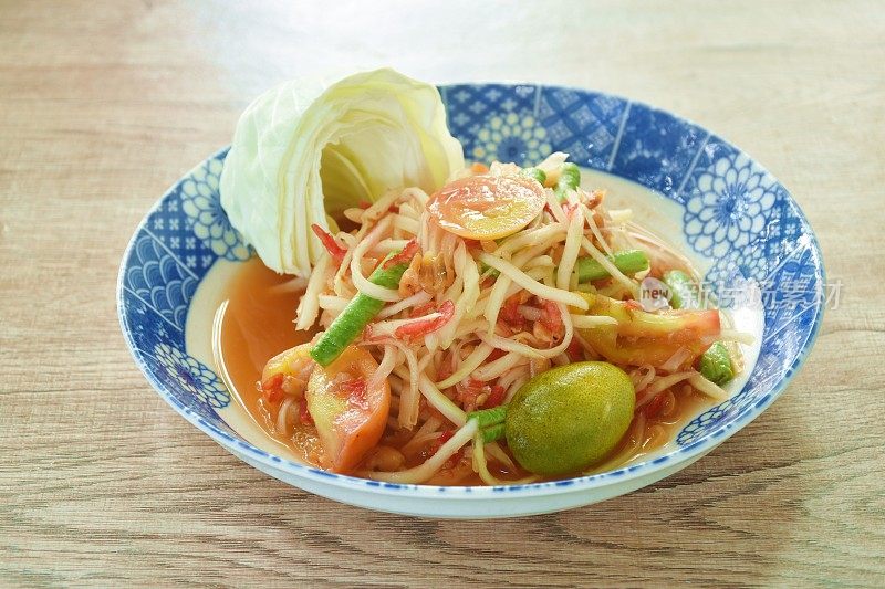 泰国麻辣青木瓜沙拉配新鲜卷心菜