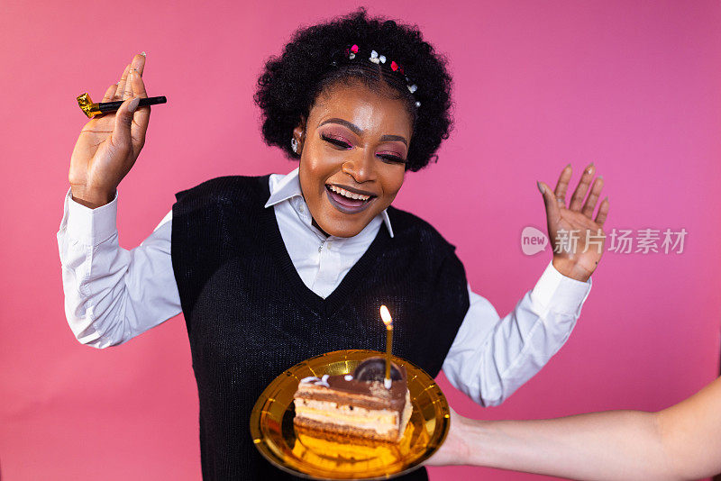 生日祝福:快乐的愿望和蛋糕喜悦