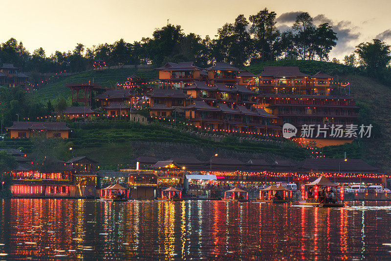 美丽的景观河滨在班拉泰村，湄洪山，泰国