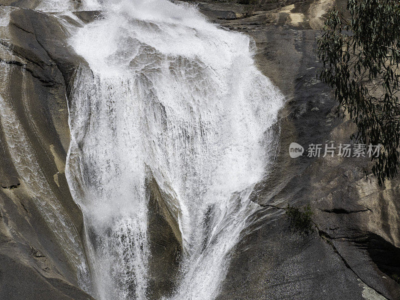 落在花岗岩上的水