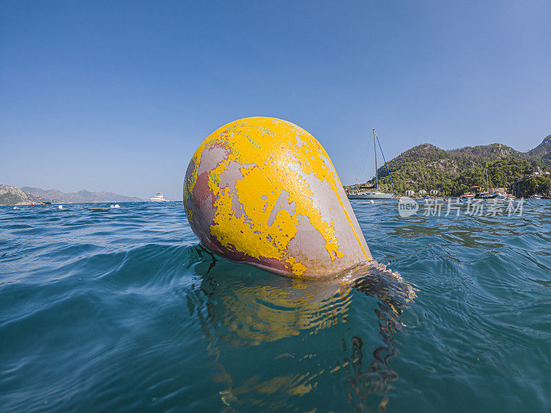 边界标记漂浮在海面上