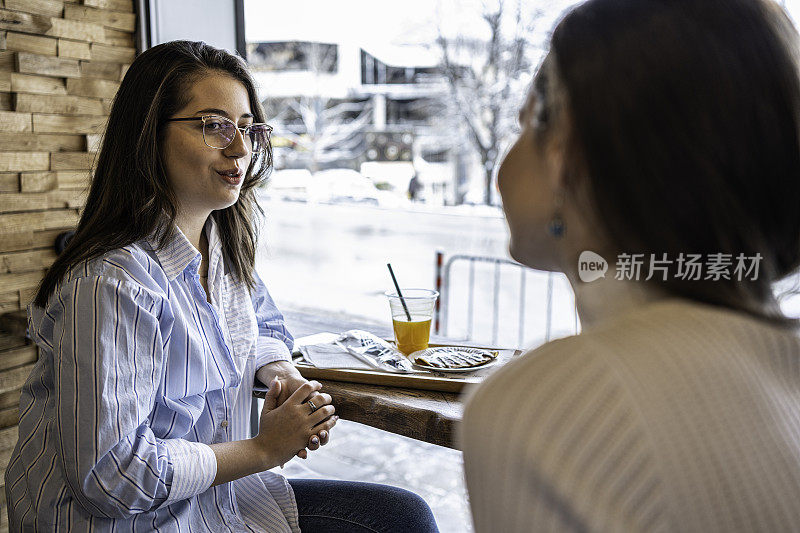 Z世代的生活方式。朋友们在咖啡馆聚会。