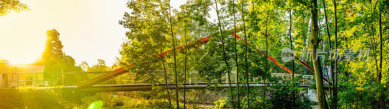 著名的人行天桥位于开姆尼茨的克劳舍尔公园