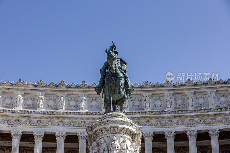 从罗马威尼斯广场看到的维克多·伊曼纽尔二世纪念碑的雕像