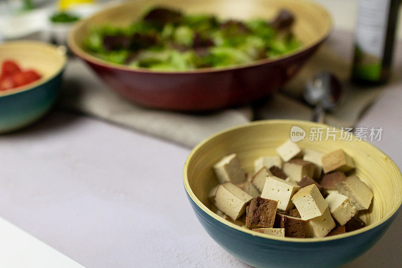 美味的烟熏豆腐块装在碗里。健康素食餐的替代品。素食奶酪。