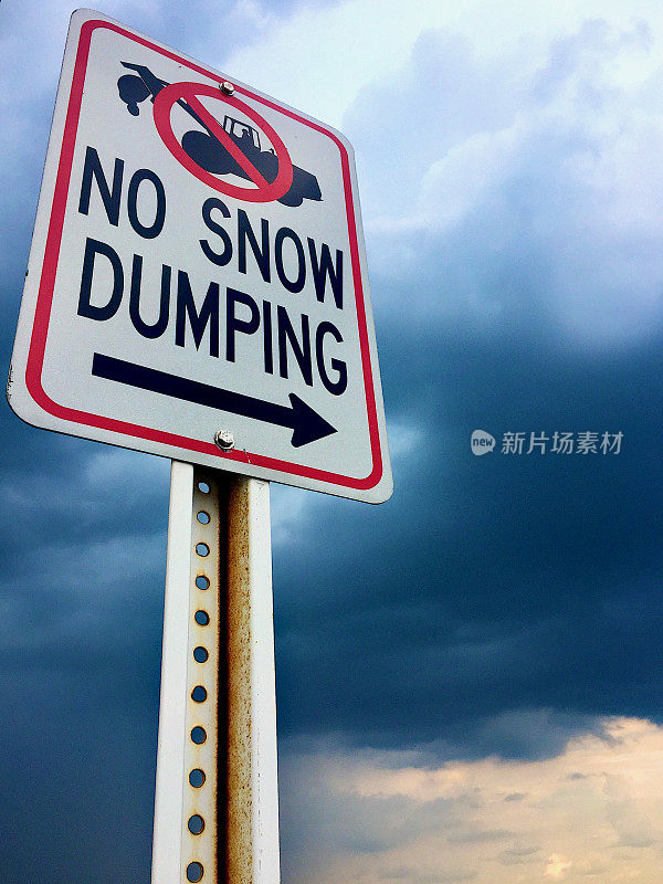 “禁止降雪”标志和戏剧性的天空背景