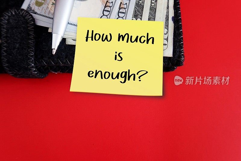 美元和笔记本在红色的复制空间的背景文字写的说明多少是足够的?退休理财规划理念，储蓄投资实现理财安全