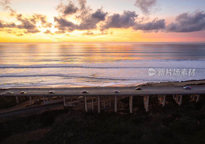 托里松州立海滩驾驶桥下的夕阳在海洋中的倒影。在加州的圣地亚哥